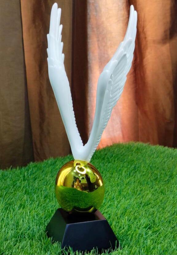 Golden Wing Sculpture – Modern Luxury Home Decor in Black & White